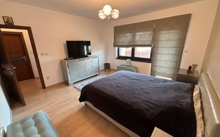 Casa generoasa LA CHEIE, curte 200 mp in Selimbar - Poză 24