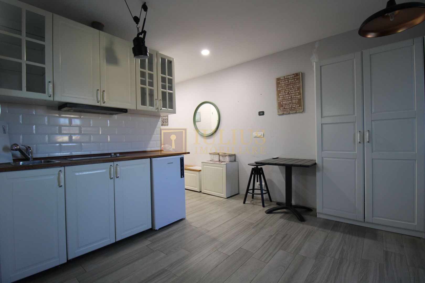 Garsoniera la casa, curte interioara si loc de parcare inclus - Poză 4