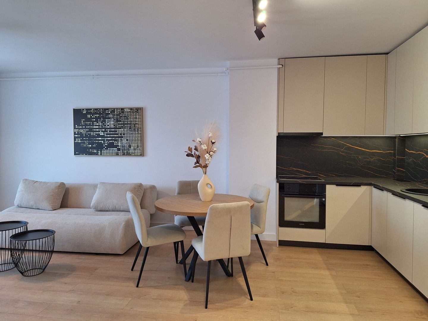 Apartament 2 camere I Ansamblul Eroilor I Floresti - Poză 2