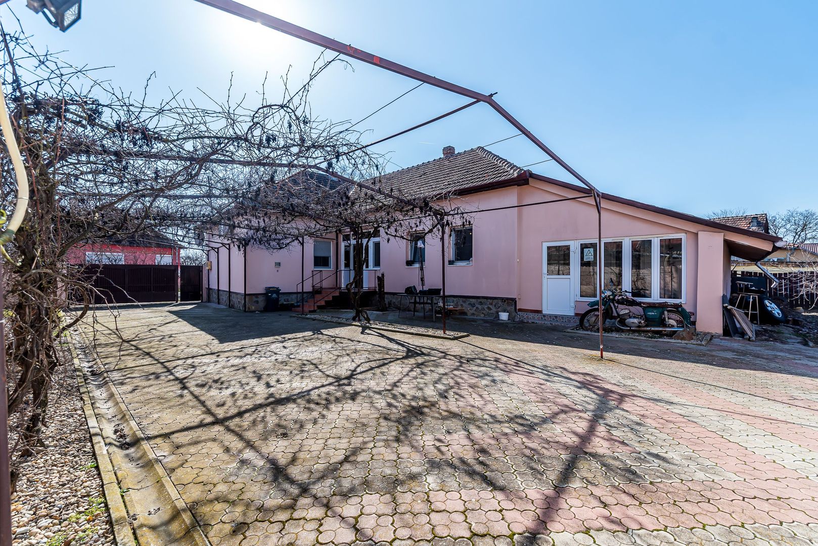 Casa ideală pentru familie: școală la 3 min. Zonă foarte liniștită. - Poză 1