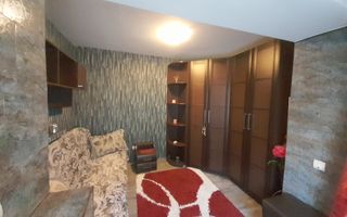 Vanzare apartament la curte comuna in zona centrala - Poză 5