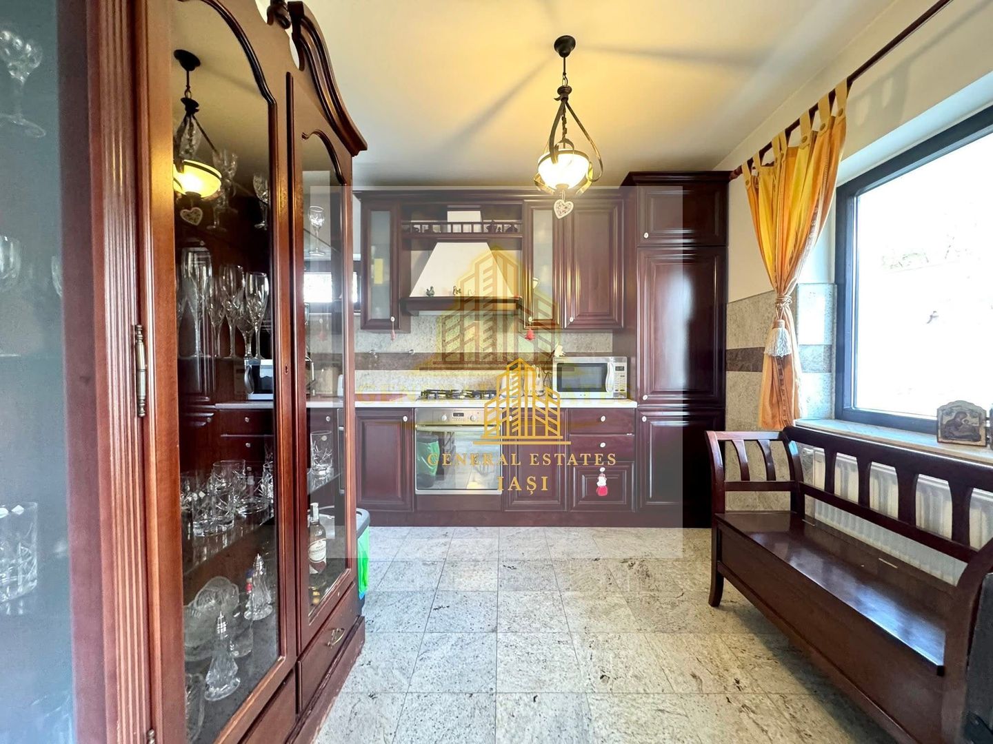 Vânzare Casă în Bucium cu Priveliște Panoramică - Poză 8