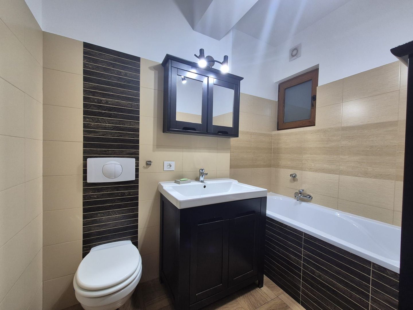 Bloc nou, sectiune mare, apartament 3 camere cu semineu, terasă mare si garaj - Poză 12