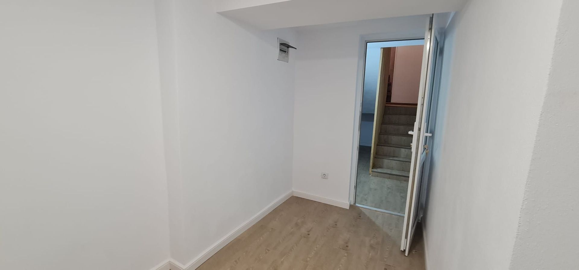 Vila spațioasă și elegantă de vânzare la intrarea în cartierul Turnișo - Poză 3