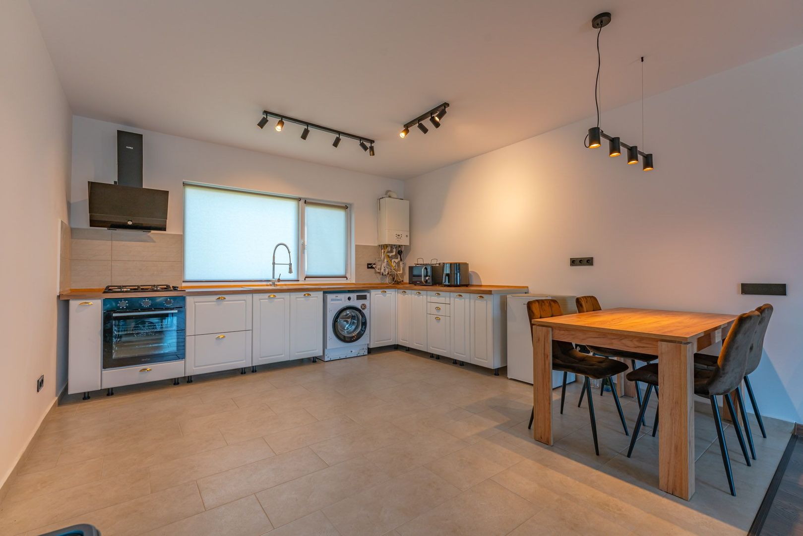 Casă Individuală de Închiriat, Încălzire în Pardoseală, Teren 400 mp - Poză 7