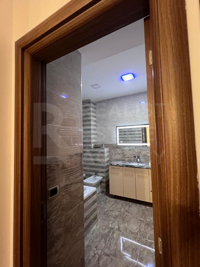 Apartament cu 3 camere – 13 Decembrie, Coresi la 5 minute pe jos. - Poză 12