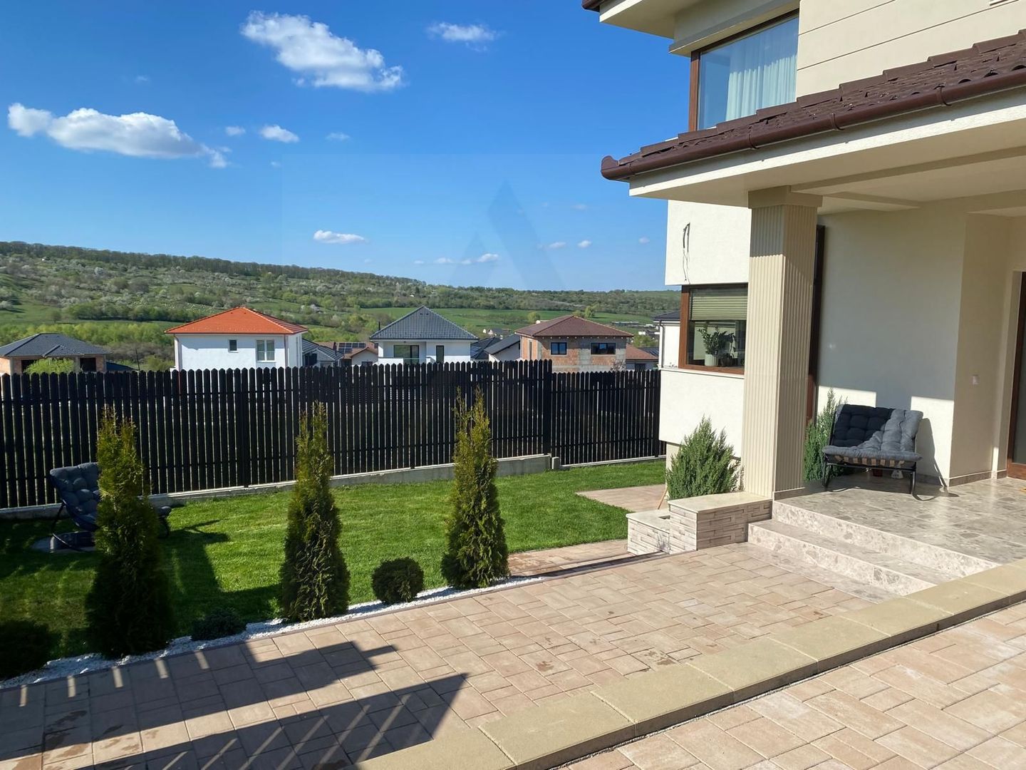 Casa ultrafinisata 199 mp utili garaj si teren 410 mp in Cisnadioara - Poză 1