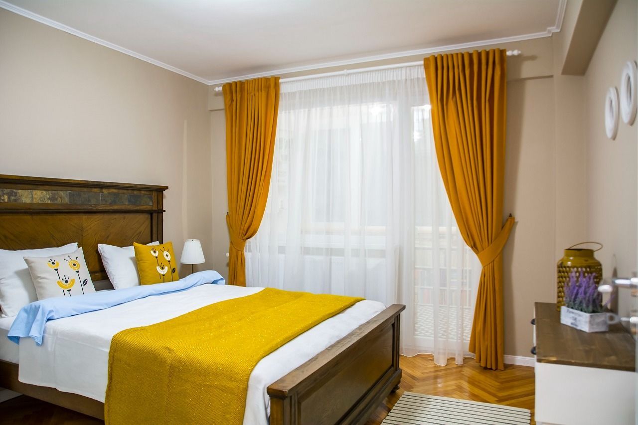 APARTAMENT  CU 3 CAMERE  CU VEDERE SPRE PIATA SF.GHEORGHE - Poză 2