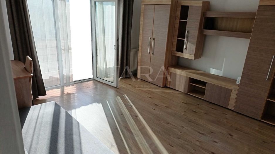 Apartament cu 2 camere, decomandat, balcon și parcare. - Poză 2