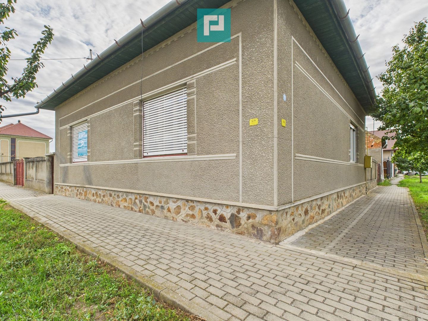 Casă cu teren generos, zonă centrală, Curtici - Poză 9