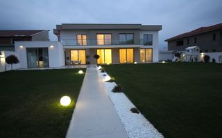 Casă / Vilă cu 8 camere de vânzare în zona Est - Poză 1