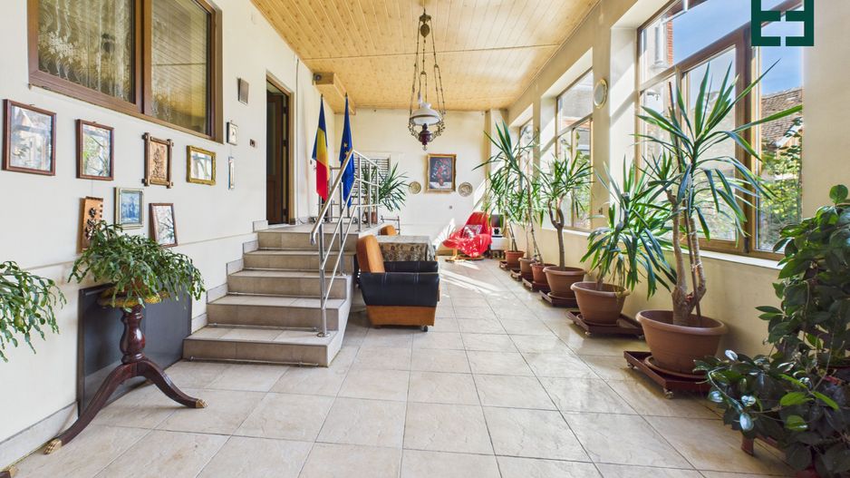 Casă cu 10 camere și 1437 mp teren în Ineu - Arad - Poză 10