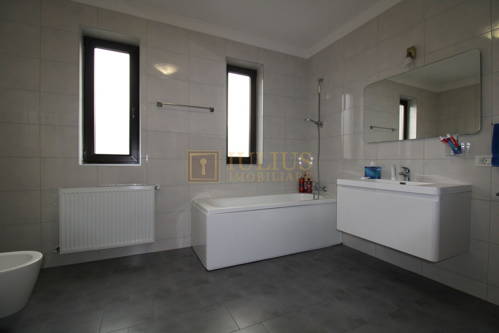 Casa Giroc, 4 camere, 2 bai, curte interioara. - Poză 13