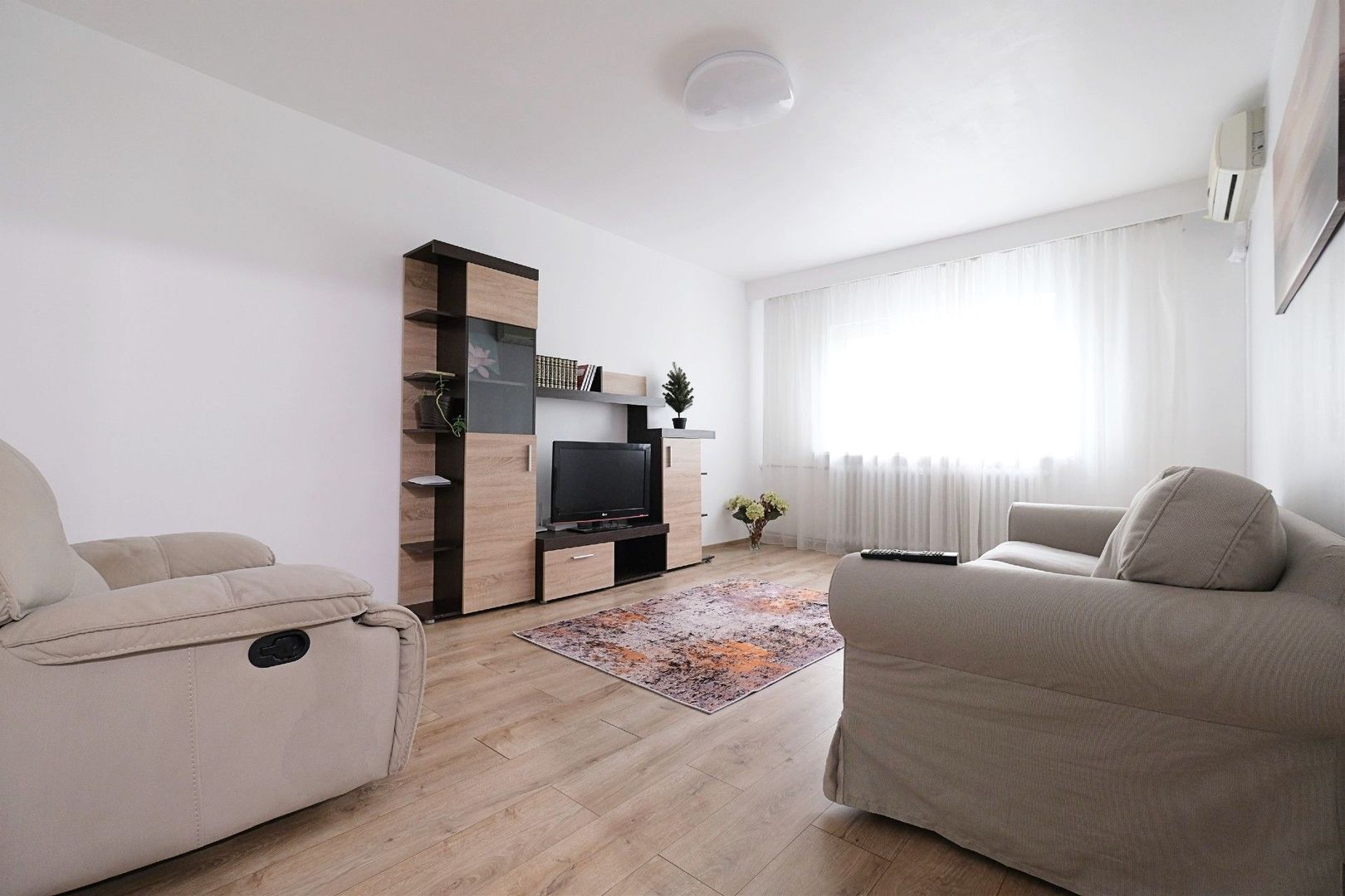 Prima inchiriere ! BANEASA, apartament 3 camere mobilate, etaj 1 - Poză 1
