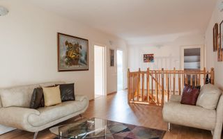 Vila superba cu cinci camere zona centrala - Poză 25