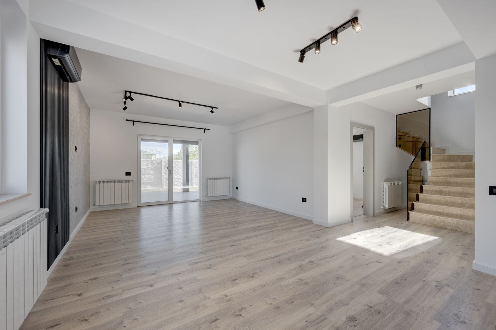 CASA TIPLA, Racordata la toate Utilitățile ! Domnești ! - Poză 2