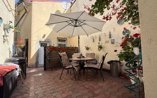 Casa cocheta cu o mica curte - Poză 1