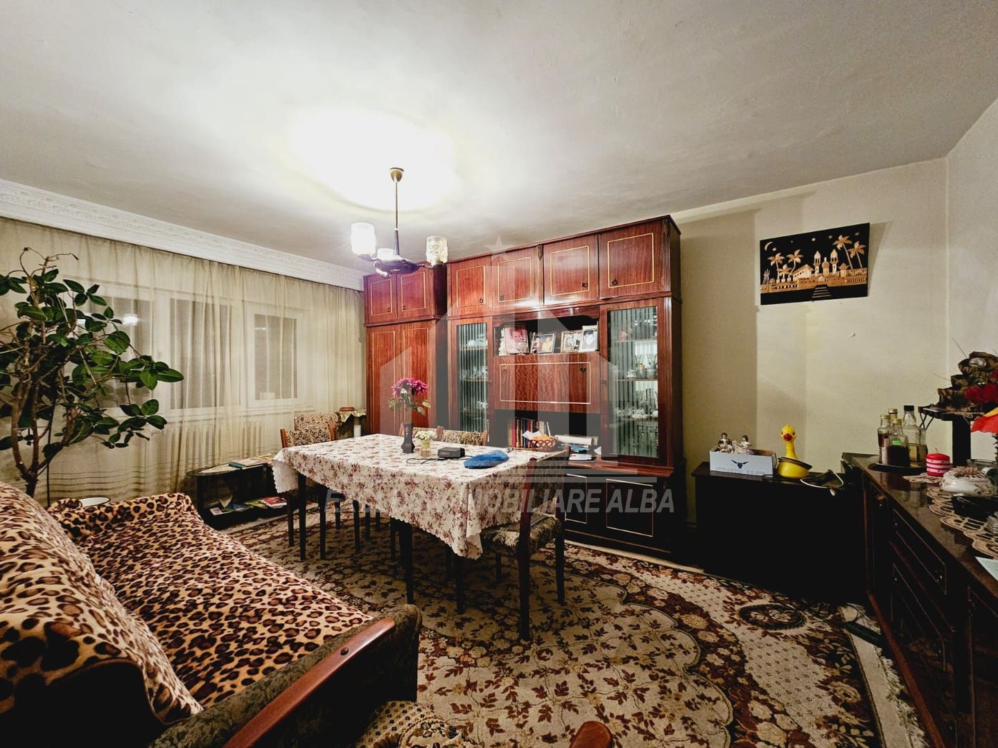 Apartament cu 4 camere decomandate, Cetate - zona Mercur - Poză 1