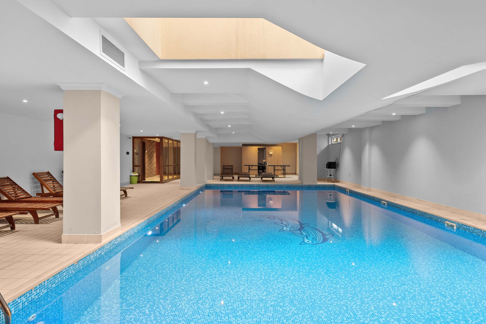 4 camere| semineu| piscina interioara | sauna | sala de sport| parcare - Poză 8
