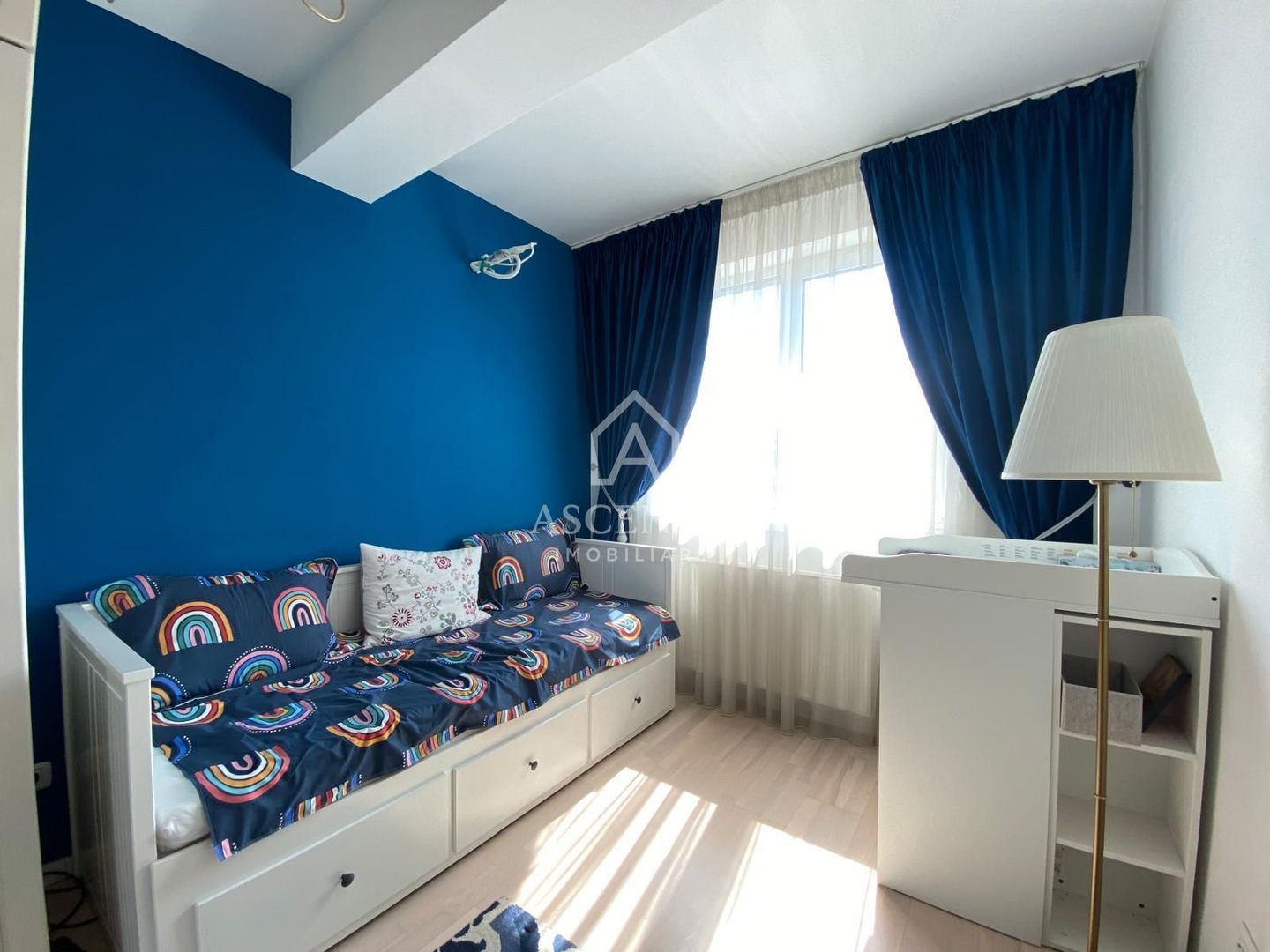 Apartament 3 camere, 2 bai premium mobilat lux , cu parcare inclusă - Poză 24