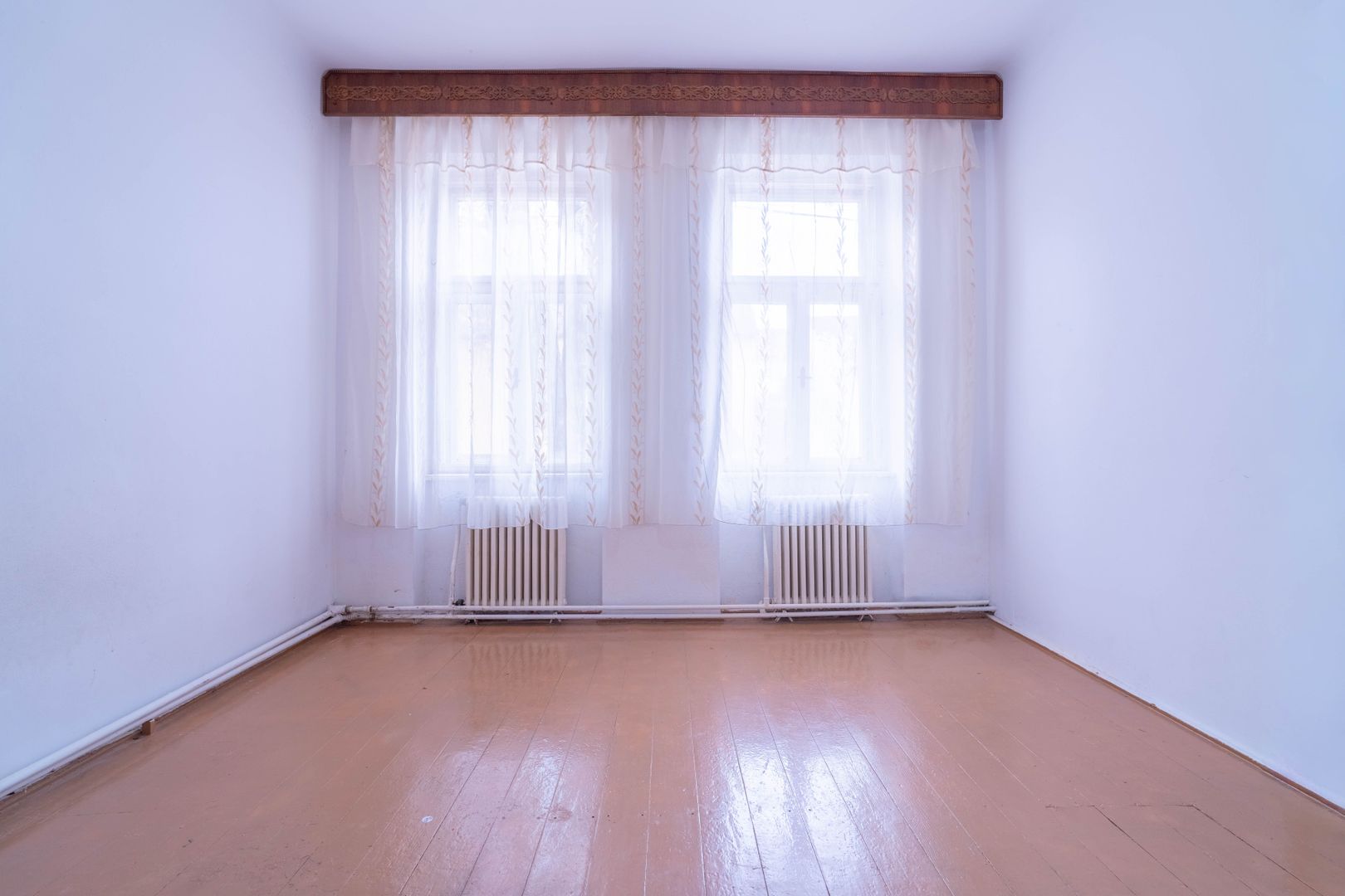 PRET NOU! Apartament la casă, ultracentral– curte proprie și garaj - Poză 4