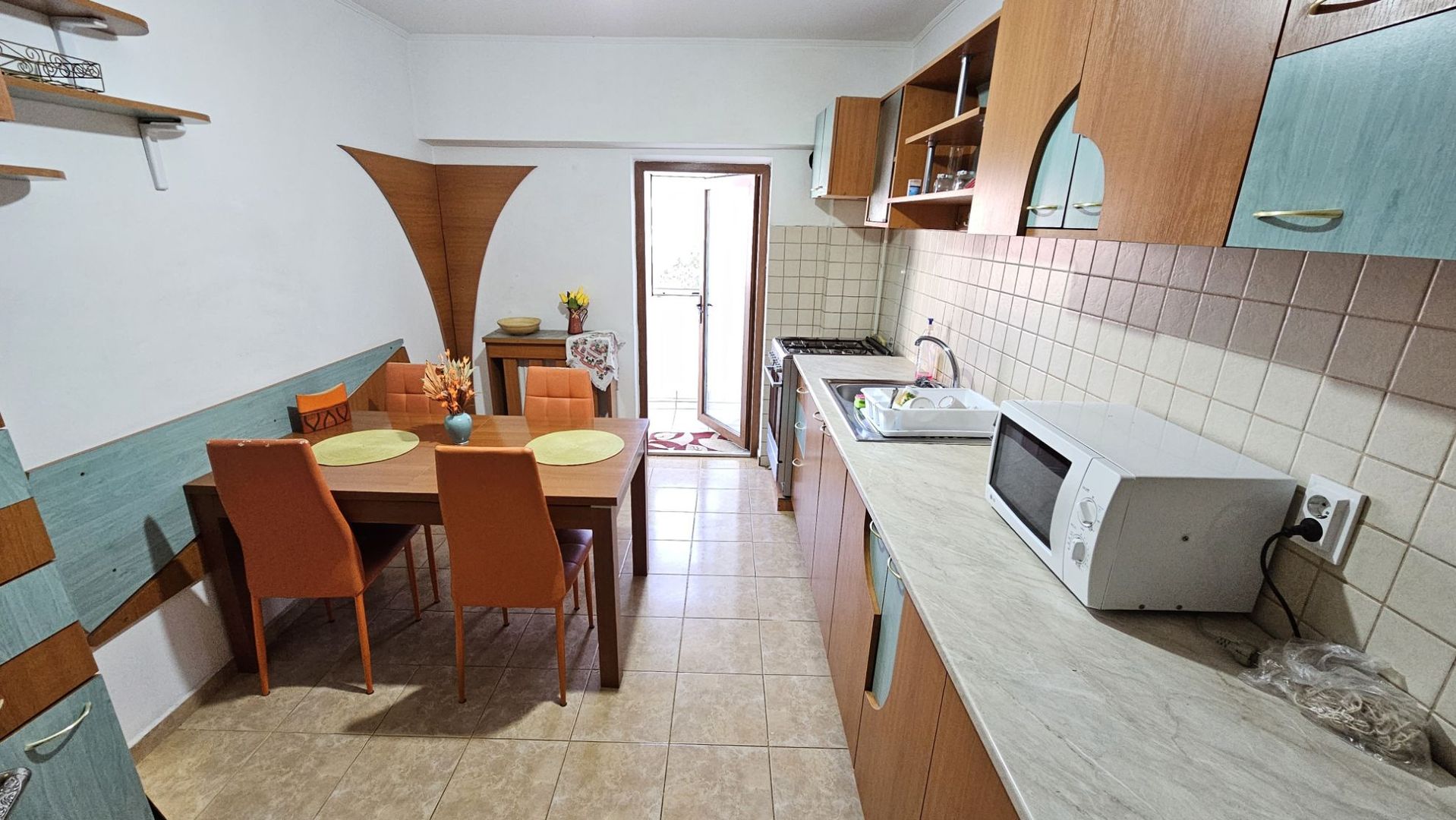 DE ÎNCHIRIAT - Apartament cu 3 camere, mobilat și utilat, zona TRAIAN; - Poză 3