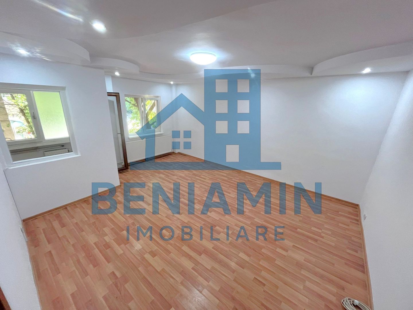 3 camere decomandat la etajul 1 in 1 Mai an 1985 centrala - Poză 3