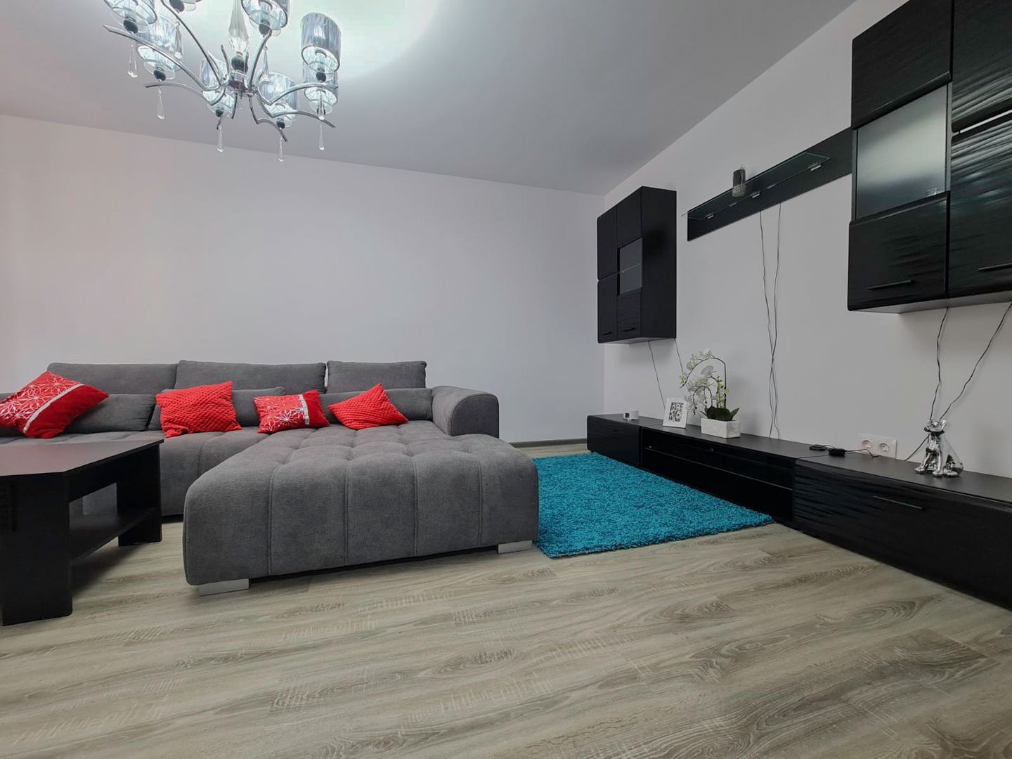 Apartament nou, mobilat și utilat - 3 camere, 2 bai și curte - Poză 11