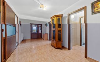 Vilă cu 6 dormitoare, 2 garaje, anexe multiple - 2076 mp teren - Poză 6