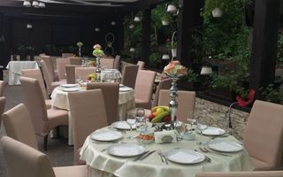 Restaurant de prestigiu cu 30 ani de traditie Parcul Carol - Poză 2