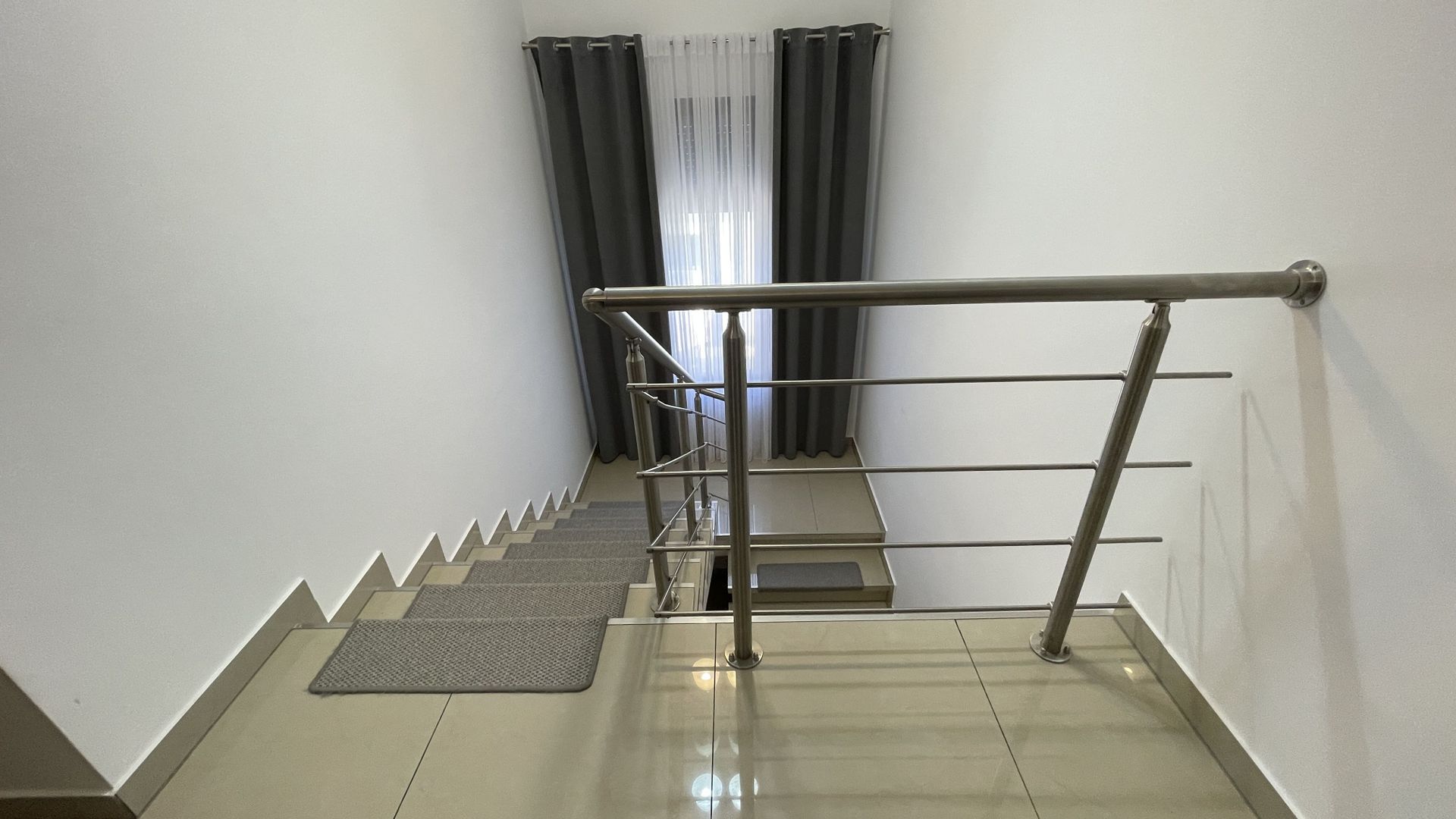 Locuinta eleganta cu finisaje premium - Poză 15