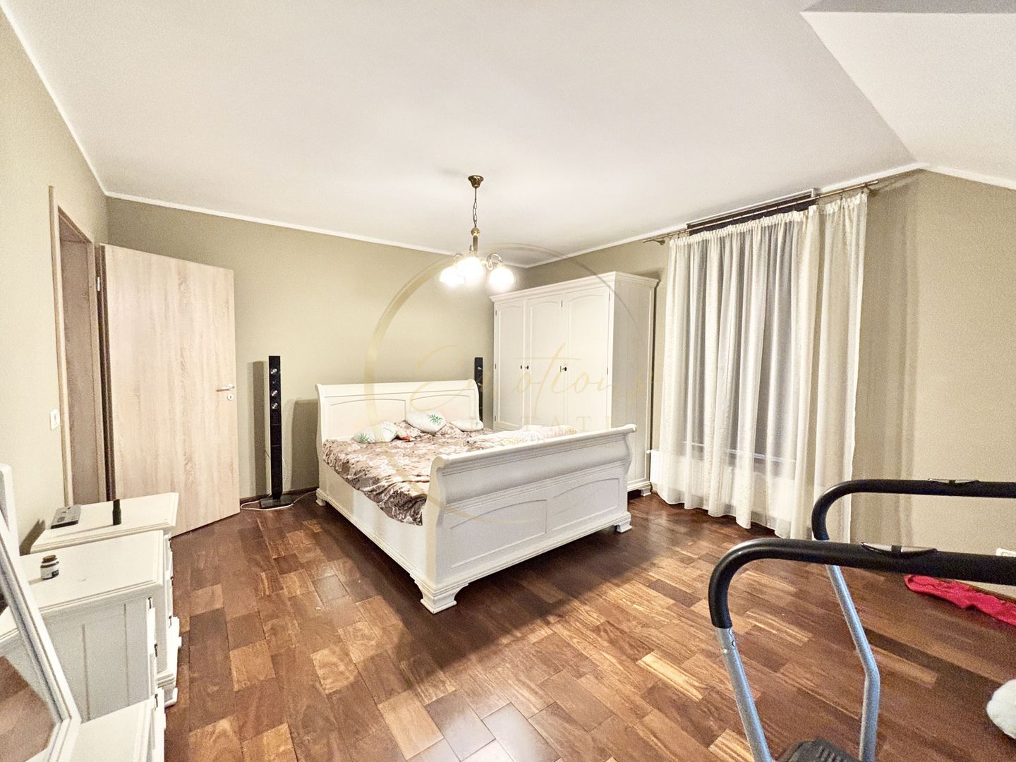 VILĂ DEOSEBITĂ ÎN CARTIERUL PLANETELOR, GIROC – ZONĂ REZIDENȚIALĂ LINIȘTITĂ - Poză 5