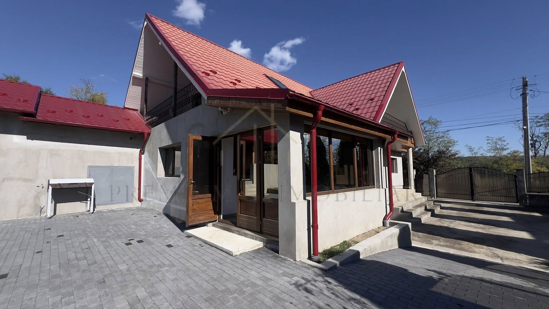 Casa de vanzare la 13 km de Onesti - Poză 2