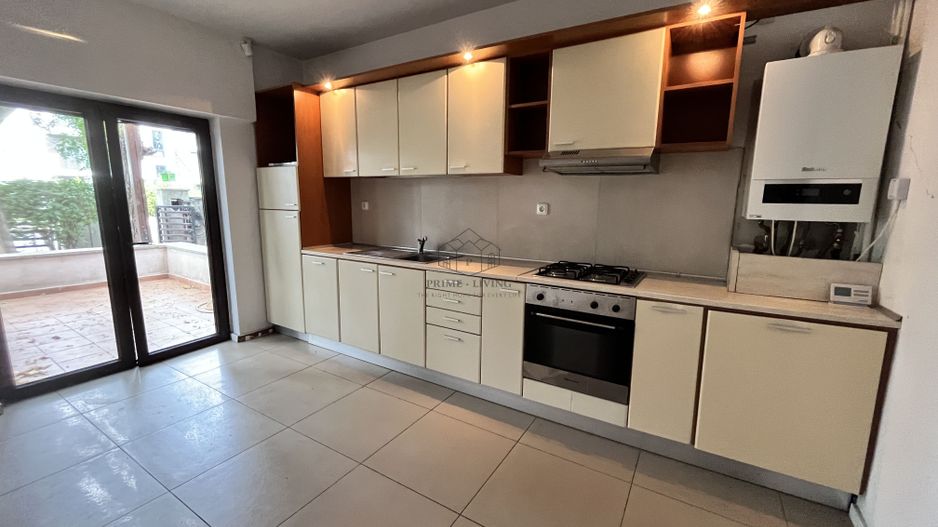 VILA CU 5 CAMERE LA INCHIRIERE PE MALUL LACULUI STRAULESTI - Poză 9