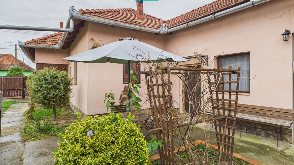 Casă renovată în localitatea Comănești, Arad - Poză 21