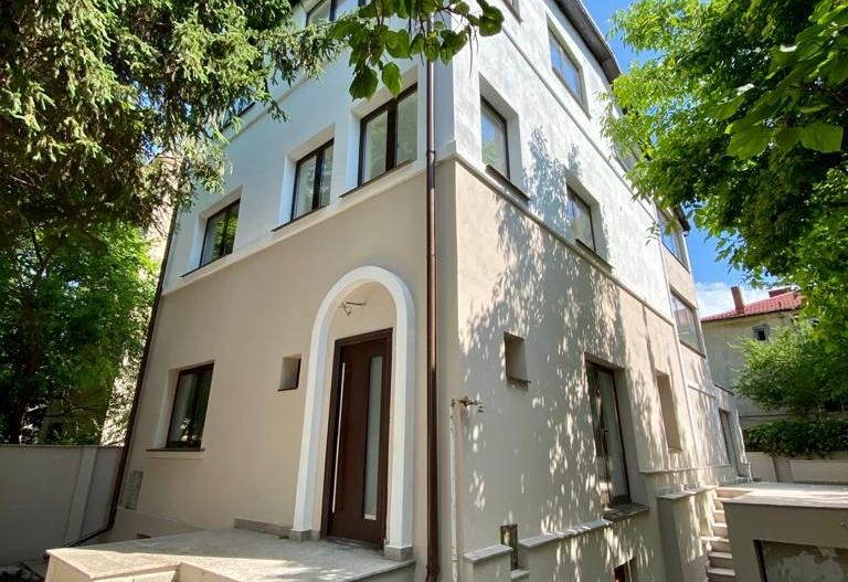 Refugiu Urban cu Eleganță Clasică – Vilă Renovată în Inima Primăverii - Poză 5