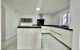 Casă individuală de vanzare  cu garaj și curte proprie – Hălchiu - Poză 2