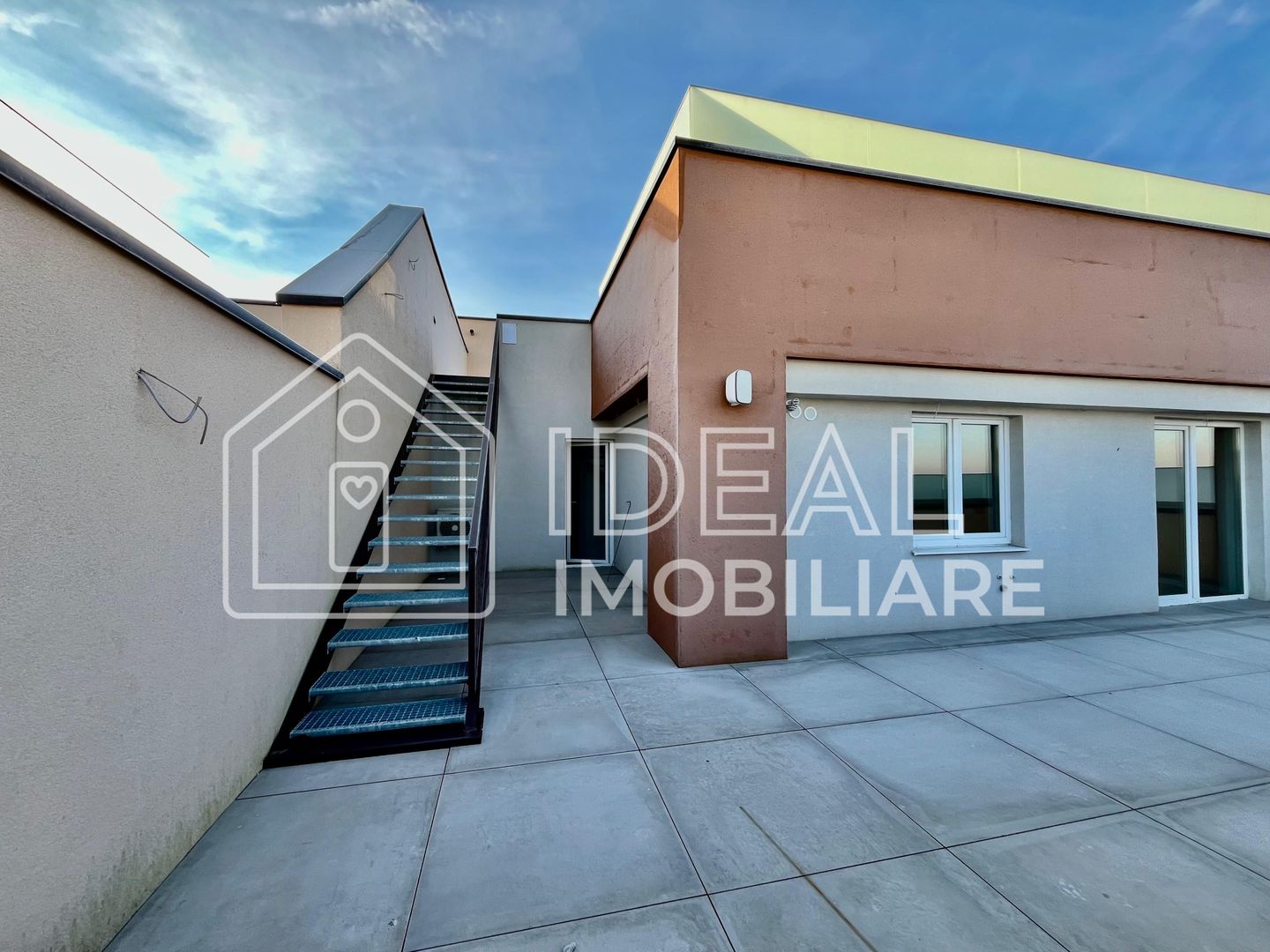 Penthouse cu 3 camere LA CHEIE, cu terase de 200mpu, zona Calea Surii Mici - Poză 3