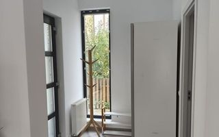 Casă spațioasă, renovată complet, într-o zonă liniștită - Poză 7