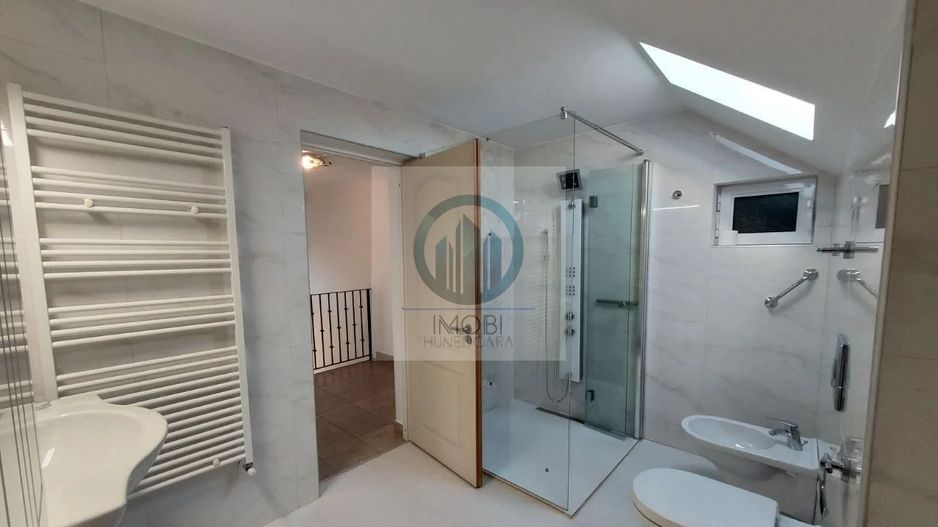 Vila deosebita în loc Simeria, zona ultracentrala - Poză 11