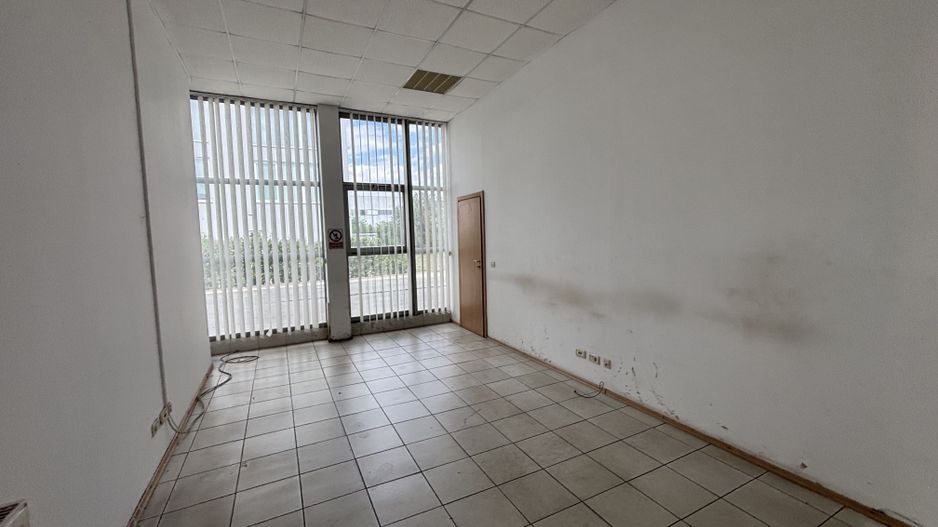 Depozit cu showroom de inchiriat de 1600 mp - Poză 24