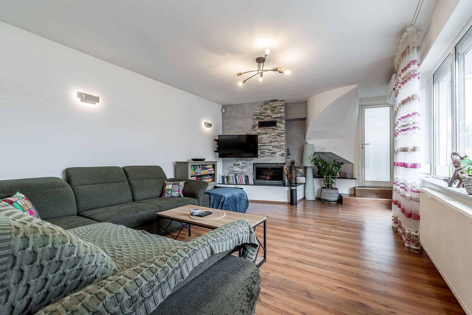Casă cu 5 camere în Aradul Nou - locul unde linistea devine acasă - Poză 2