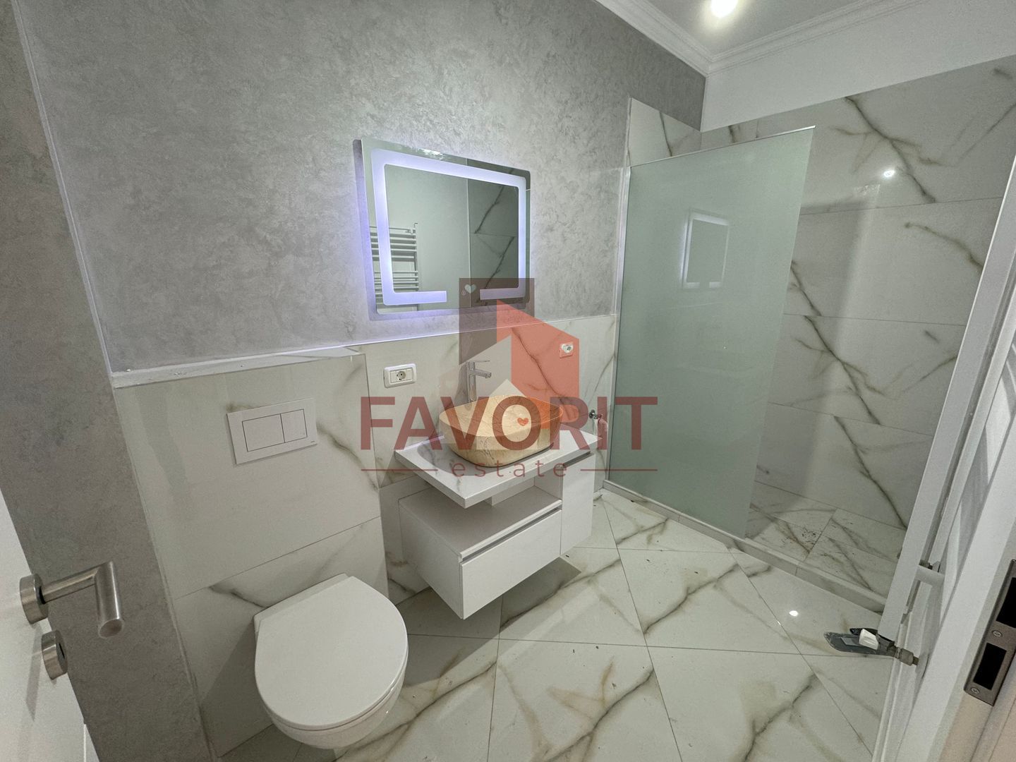 Bucatarie inchisa. 2 bai. Spatiu de depozitare in Pod. - Poză 16
