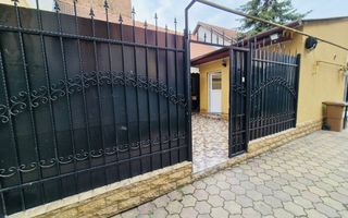 Casa cu teren , ULTRACENTRAL , singur in curte - Poză 1