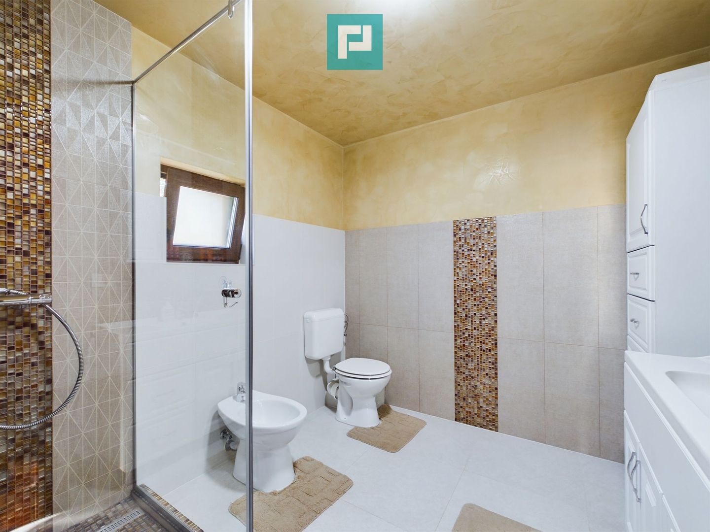 Vilă cu mansardă în Bujac - Poză 16