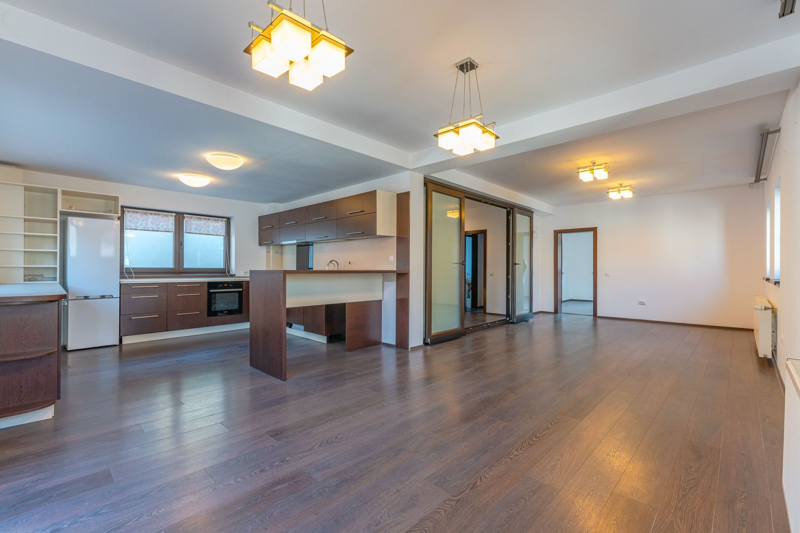 Casă modernă cu garaj și 4 dormitoare, aproape de Piața Sfatului - Poză 2