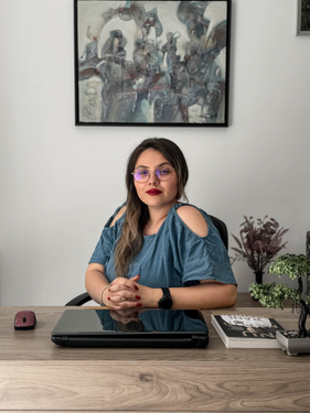 
    Dayana - Agent Senior