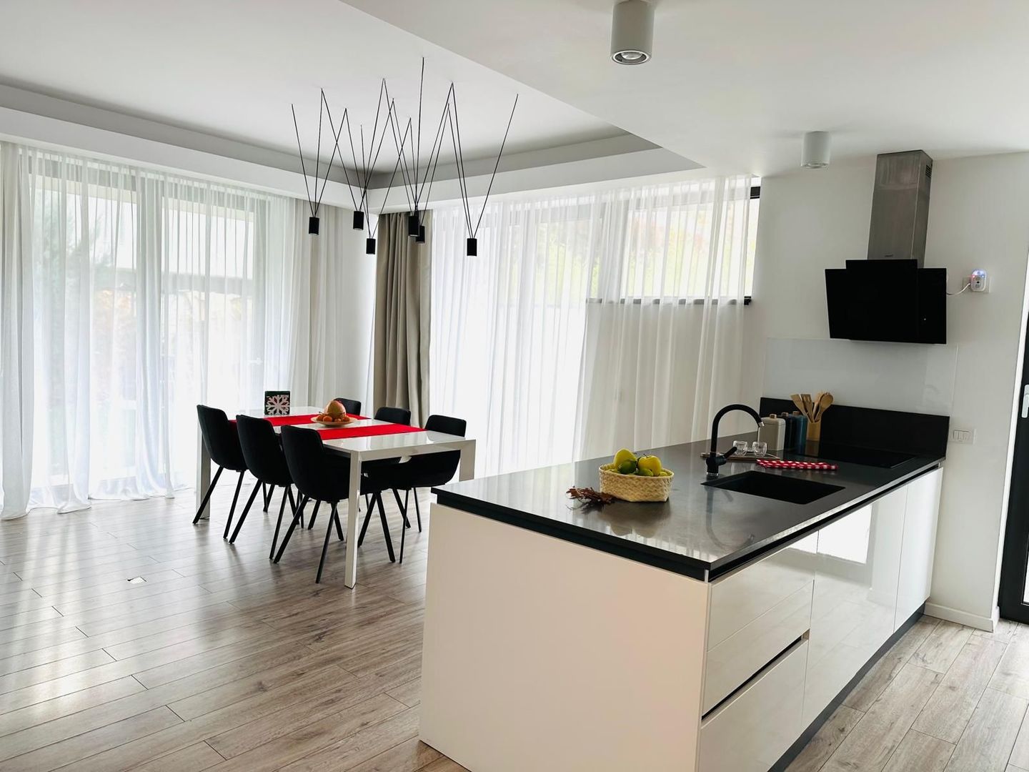 Vila Individuală Elegantă cu 6 camere, Curte Proprie–Padurea Baneasa - Poză 3