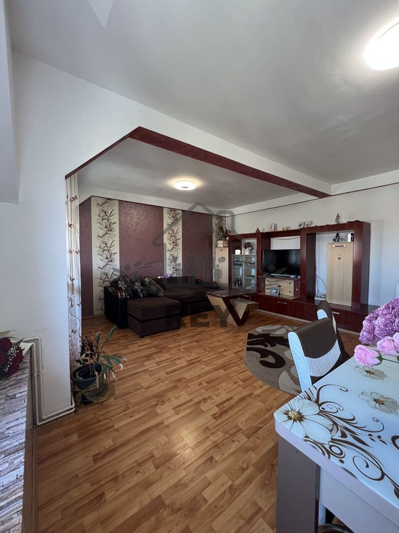 De vanzare- Apartament 3 camere str Luptei - Poză 12