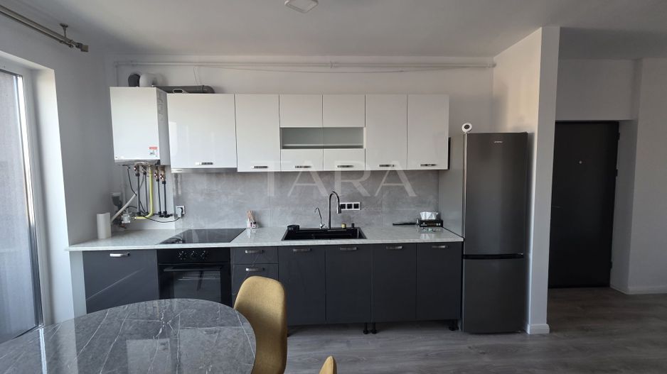 Vând apartament mobilat 3 camere in zona centrala - Poză 2